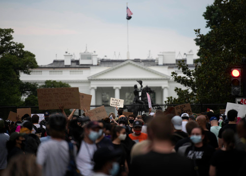 ▲人们在美国华盛顿白宫前抗议。新华社记者 刘杰 摄