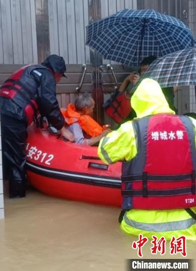 广州增城警方将一名被洪水围困的老人转移至安全地点 广州增城警方供图