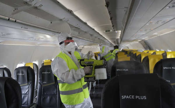  航空公司为飞机内部消毒，准备迎接乘客