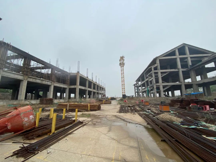 ▲沙河城镇中学改扩建项目工地，未完工的两栋教学楼。新京报记者 魏芙蓉 摄