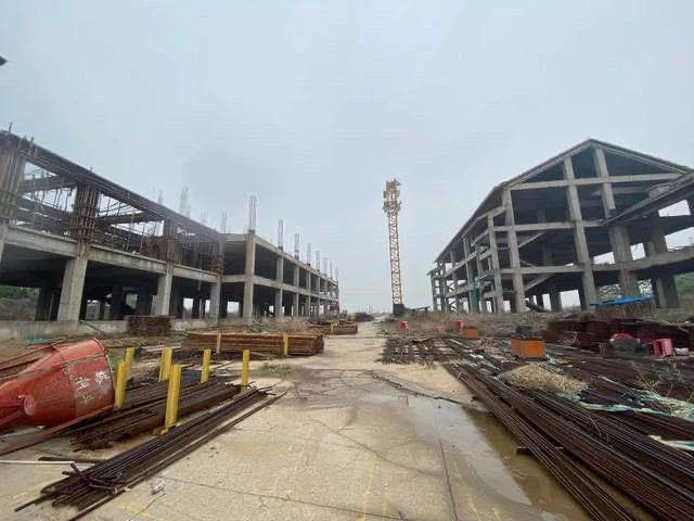 ▲沙河城镇中学改扩建项目工地，未完工的两栋教学楼。新京报记者 魏芙蓉 摄