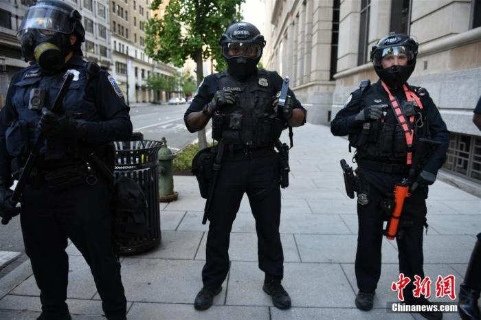 华盛顿街头全副武装的防暴警察。 中新社记者 陈孟统 摄