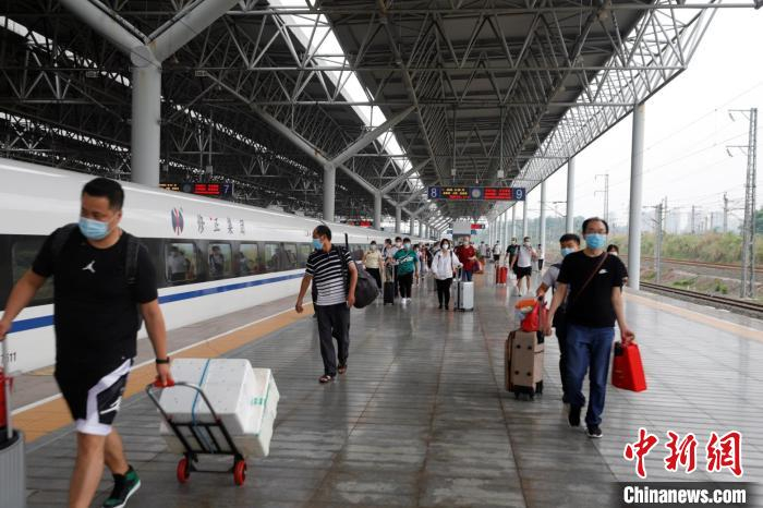 湖北宜昌首趟始发进京高铁恢复开行 陈龙 摄