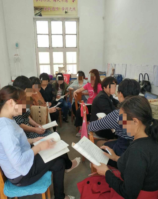 ▲沙河城镇中学老师在拥挤的办公室里开展教研活动。图源网络