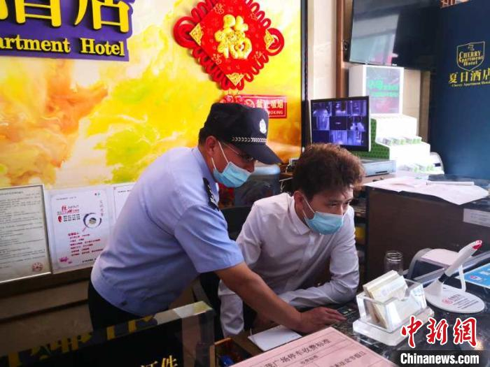 图为，高富亮在辖区酒店巡查。受访者供图