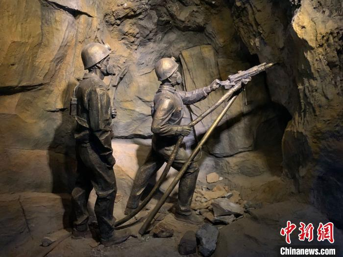 图为博物馆真实再现采矿人的艰辛 武一力 摄