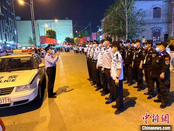 图为，高富亮及其他民警、辅警、保安等共同开展巡逻。受访者供图
