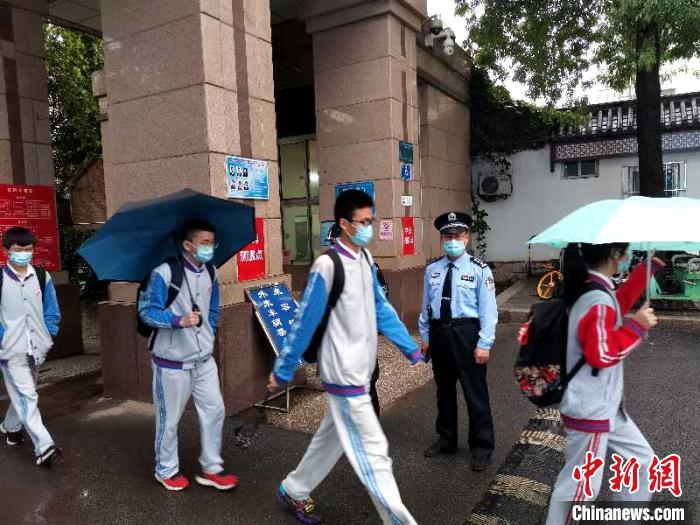 除了在所里处理警情，高富亮还要“精准护学”，到社区走访检查等。受访者供图