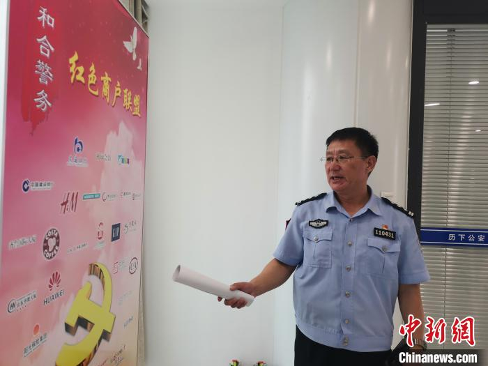图为，高富亮介绍红色商户联盟情况。　孙宏瑗 摄