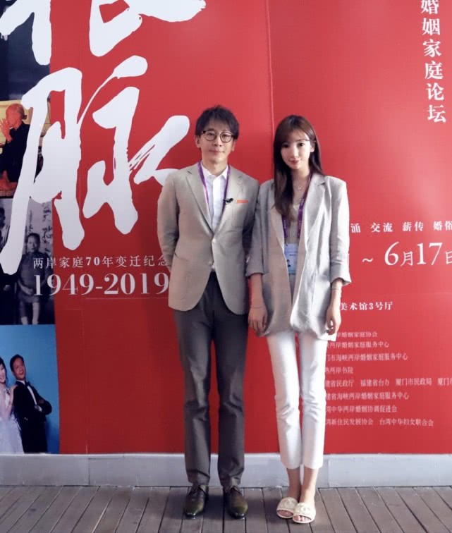 魔术师刘谦晒一家三口合影,庆祝结婚周年,小10岁娇妻颜值真高