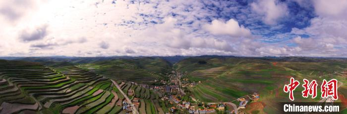 图为夏雨过后，蓝天白云下的“五彩卓尼”。　韦德占 摄