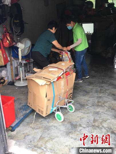 附近居民将废品送至合肥市蜀山区垃圾分类洪岗社区分拣站。　吴兰 摄
