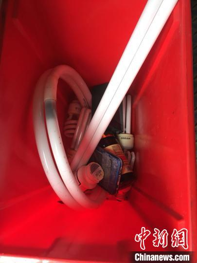 有害物品被单独投放。　吴兰 摄