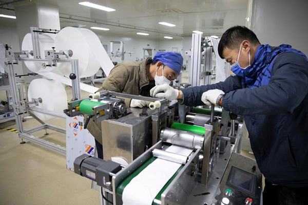 疫情期间，亿信医疗器械公司技术人员正在安装口罩机。 资料图 