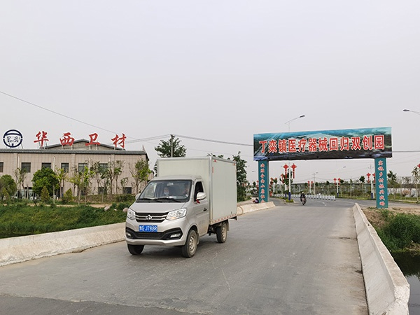 　　6月2日，长垣市丁栾镇医疗器械回归双创园外，还不时有拉着口罩的货车出来。澎湃新闻记者 段彦超 摄