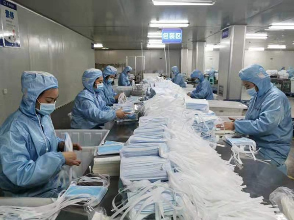 疫情期间，华西公司的口罩生产车间。&nbsp; 资料图 