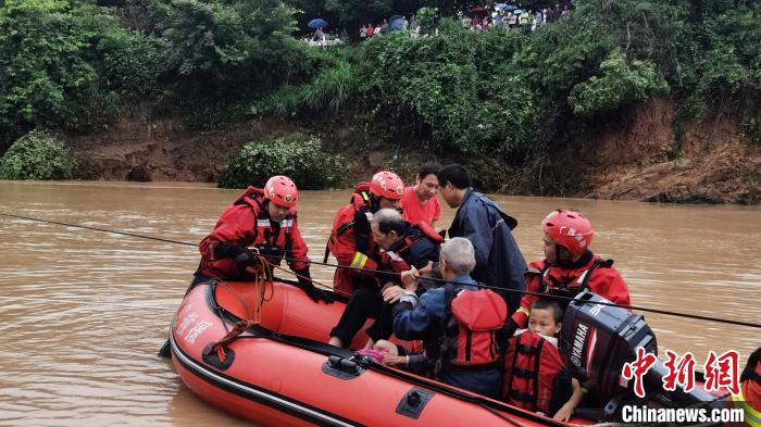 阳朔县金宝乡下信村救援。　黄欢玉 摄