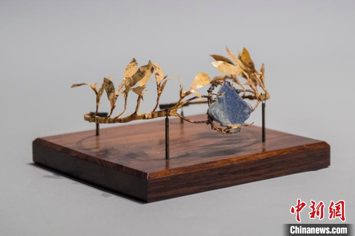 镶嵌了青金石的“金王冠”。　杨华峰 摄