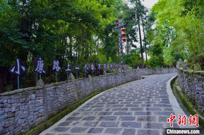图为司莫拉佤族村中寨道路。　侯开旷 摄