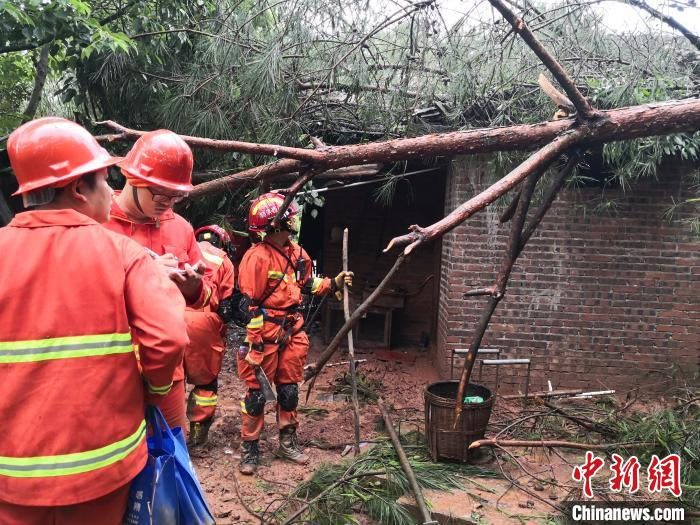 阳朔县普益乡大山村搜救。　熊有发 摄