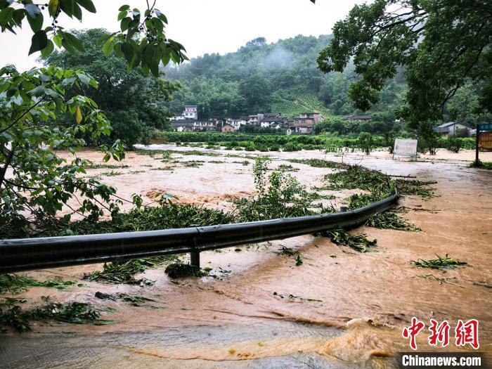 图为6月7日，广西荔浦市马领镇，多地道路被洪水阻断。　秦可 摄