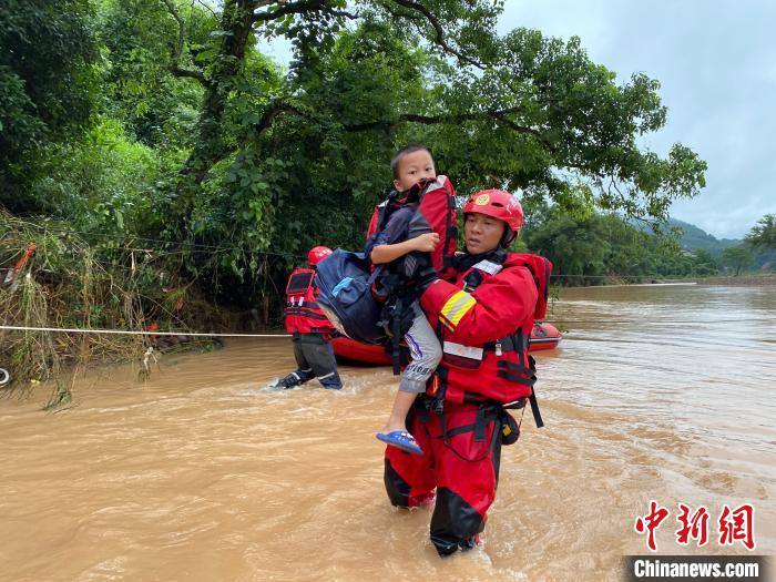 阳朔县金宝乡下信村救援。　张月海 摄