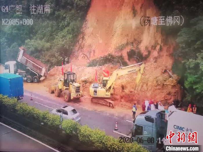 广韶高速8日滑坡现场，工作人员正在紧急处置。(资料图) 广东省交通集团供图