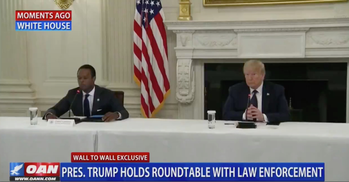 特朗普在白宫举行圆桌会议。/视频截图