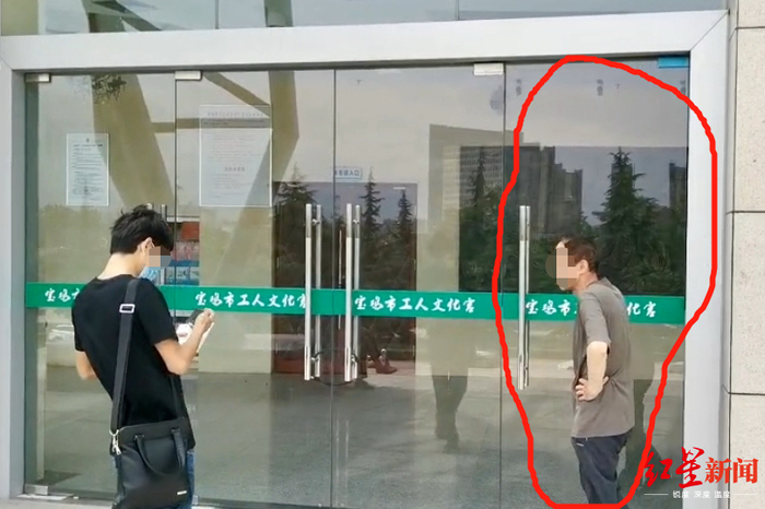 ▲老人所在的位置玻璃就是当时倒踏的玻璃门，现已安装新门