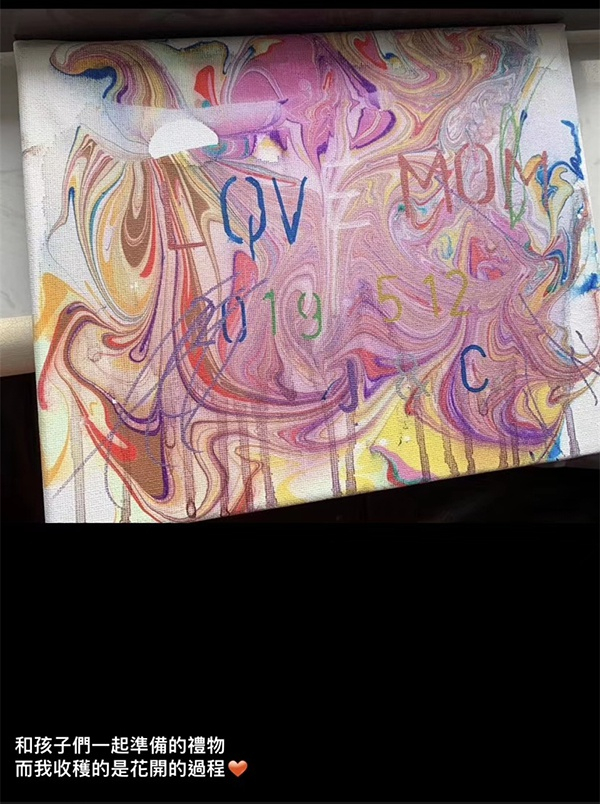2019年5月12日，林迪与孩子们一起完成的画，作为母亲节礼物。