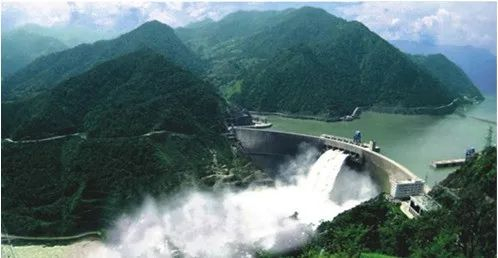 ▲雅砻江二滩水电站使得干热河谷植被稀疏、生态脆弱变绿水青山