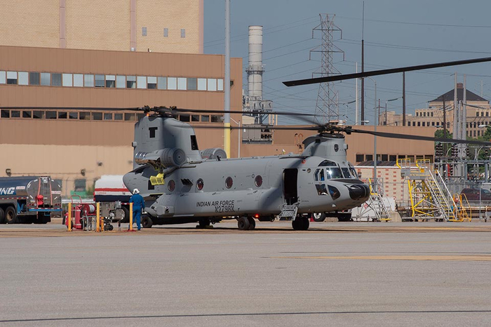 印度从美国引进的CH-47直升机近期出现在北部边境地区的机场