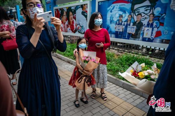 2020年北京“新高考”落幕 考场外鲜花、横幅迎接考生凯旋【组图】