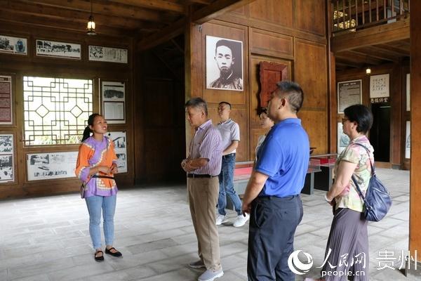 著名作家叶辛到荔波采风 盛赞荔波民族文化与美丽风光