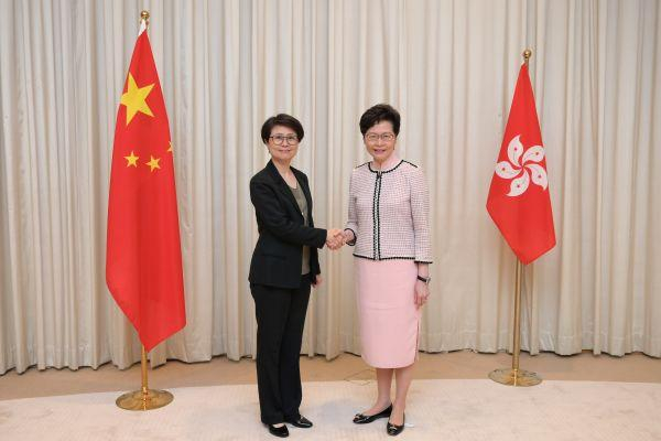 7月3日，香港特区行政长官林郑月娥与特区政府警务处副处长（国家安全）刘赐蕙（左）合影。（新华社）