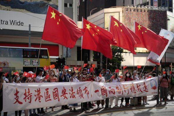  6月30日，香港市民在铜锣湾街头支持实施香港国安法。（新华社）