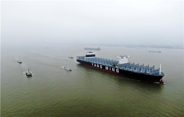 泰州海事局半个月内连续维护两艘超大型新造集装箱船出江试航