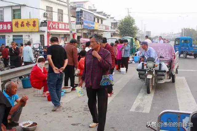 丰县宋楼镇知了猴早市现场：买卖旺季，商贩和乡亲父老云集而来