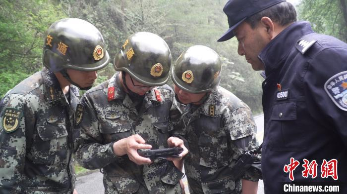 图为部队官兵通过航拍观察灾害情况。受访单位供图