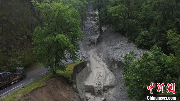 图为航拍大桥被毁画面。受访单位供图