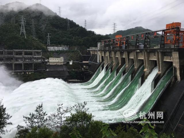 新安江水库开闸泄洪50小时下泄量约76个西湖！有个好消息，雨要停一停