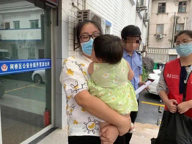 警醒！51岁女毒贩交小18岁男友还生下女儿，母女分离时，她哭着说了一句话