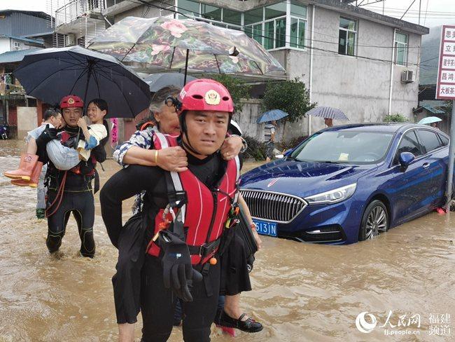 南平遭暴雨袭击 福建省消防救援总队营救被困人员461人