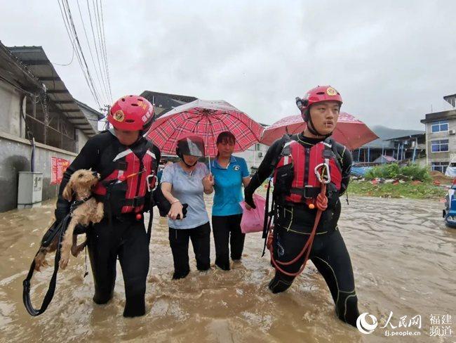 南平遭暴雨袭击 福建省消防救援总队营救被困人员461人