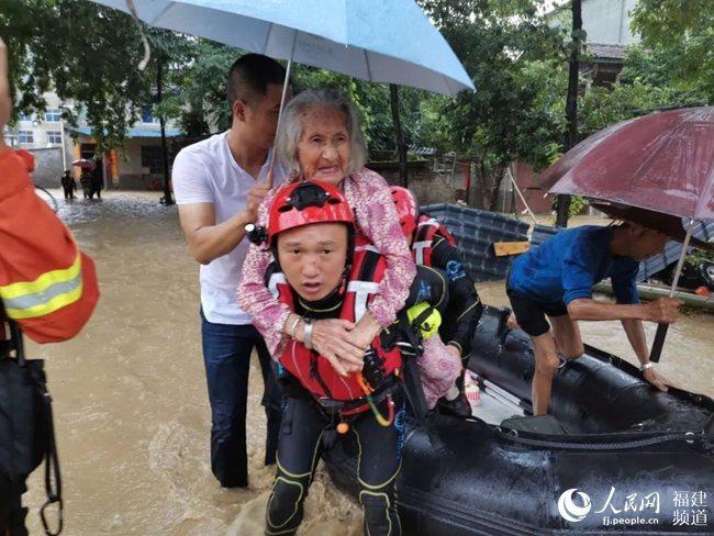 南平遭暴雨袭击 福建省消防救援总队营救被困人员461人