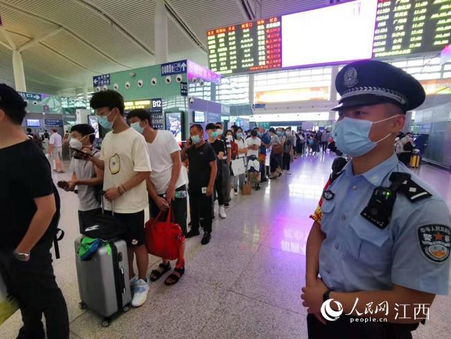 暴雨致大量列车晚点 铁警力保旅客顺利出行（图）