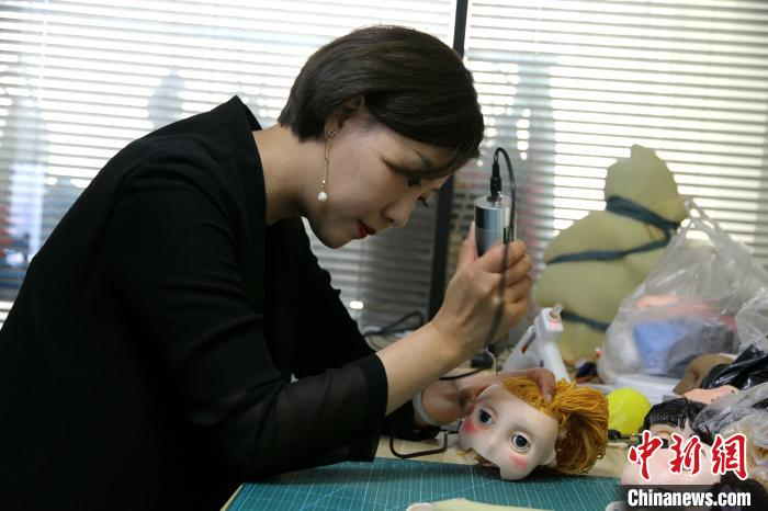 图为，李秀平制作“木偶机器人”。　孙宏瑗 摄