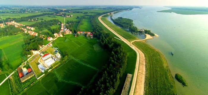 ▲目前荆江大堤堤身普遍加高1米到2米，堤面加宽3米到5米，所有的沙基堤段均筑有防渗墙。