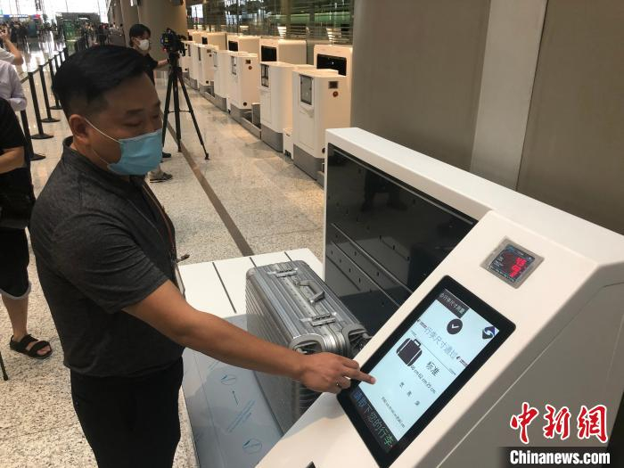 虹桥机场最大限度应用自助验证技术，减少旅客人际接触。　李佳佳 摄