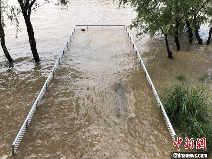 长江南京段水位继续上涨 闸门外排水堆沙袋